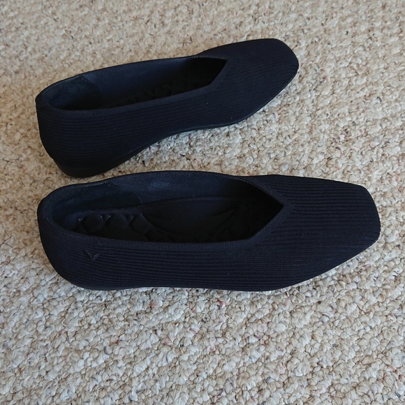 Elegant Black Women's Flats - Picture 1 of 16